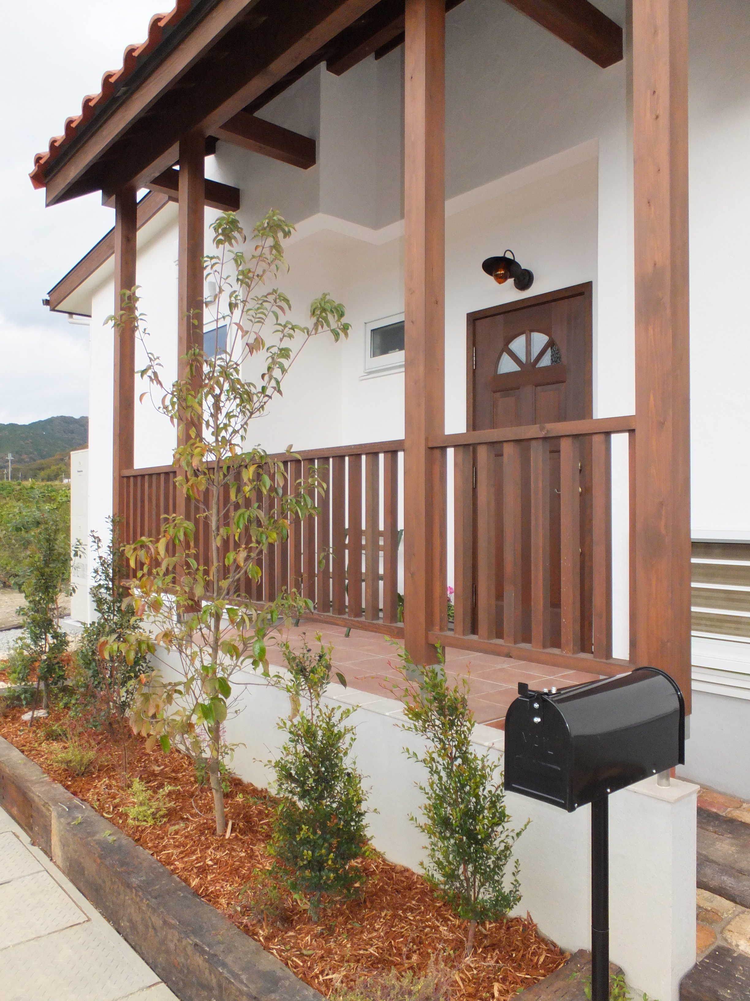 ケース98木製の玄関ドアや格子に緑が映える 大人かわいいお家 コーヨーテック 公式サイト 無添加住宅 天然素材 兵庫県加古川市
