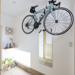 玄関　壁掛け自転車